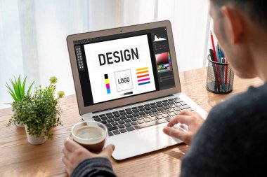 Web sayfasının modern tasarımı ve bilgisayar ekranında gösterilen ticari reklamlar için grafiksel tasarımcı yazılımı