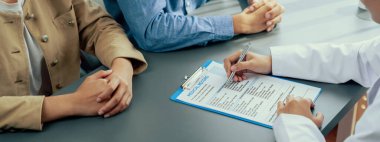 Doktor, doktor muayenehanesindeki genç çifte tıbbi teşhis raporu ve şefkat dolu sağlık hizmetleri konsültasyonu göster. Doktor randevusu ve tıbbi danışma konsepti. Neoterik