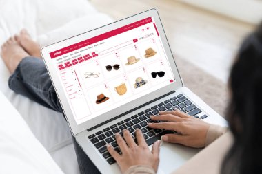 İnternet pazarından alışveriş yapan kadın modern yaşam tarzı için satış malzemeleri arıyor ve önemli siber güvenlik yazılımları tarafından korunan cüzdandan çevrimiçi ödeme için kredi kartı kullanıyor