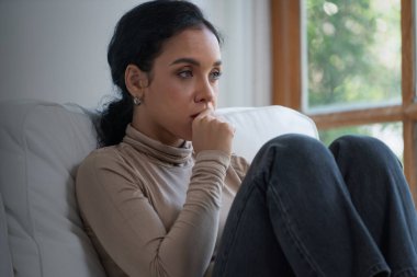 Zihinsel sağlık sorunu olan depresif genç siyahi kadın aşırı düşünen yorgun kız, bölücü düşünce, asosyal, kaygı ve diğer akıl sağlığı bozukluklarından çok önemli bir tedaviye ihtiyaç duyar. .