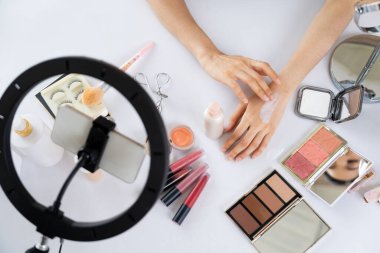 Güzellik blogcusunun ya da nüfuzlu kişinin üst görünümü çevrimiçi canlı yayın platformunda sosyal medya pazarlamasını ya da öğretim elemanlarını görüntüler.