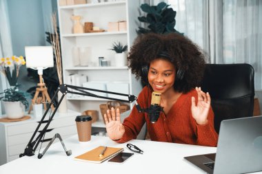 Güzel Afrikalı kadın sunucu kanalı çevrimiçi yayın yoluyla konuşuyor pazarlama öğretiyor, dinleyicileri canlı ya da çevrimiçi. İş yerindeki herhangi bir yer kavramı. Tatlandırıcı.