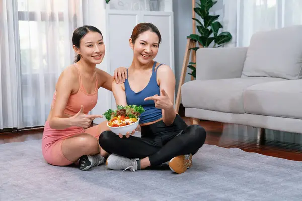 Young Sporty Asian Women Sportswear Holding Salad Bowl Together Fill — Stock Photo, Image
