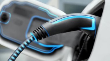 Işıklı kabloyla elektrik şarj etmek için elektrikli arabaya takılan EV şarj aleti. Kesme-Sınır yeniliği ve gelecekteki yeşil enerji sürdürülebilirliği. İnceleyin