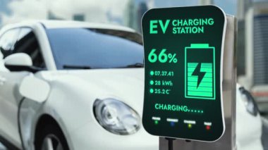 EV şarj istasyonu elektrikli araba için pil durumu arayüzü, temiz enerjiye sahip yeşil şehre örnektir. Alternatif enerji sürdürülebilirliğinin teknolojik gelişimi. İnceleyin