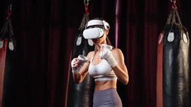 VR ya da sanal gerçeklik ile kadın boksör eğitimi almış, boks simülatöründeki yeteneğini geliştirmek için kontrolör kullanan bir VR kulaklık takıyor. Impetus
