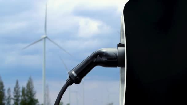 电动汽车充电站在自然界和风力涡轮机农场减少二氧化碳排放 替代能源可持续性和电动汽车的技术进步 仔细阅读 — 图库视频影像