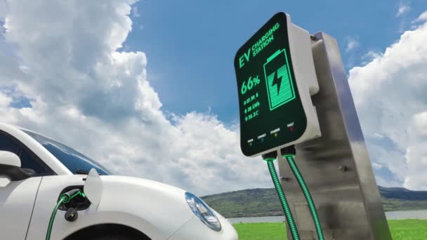 在风景秀丽的自然景观背景下 利用未来智能电动汽车充电站的清洁充电电池生产环保电动汽车 替代能源的可持续性和电动车的利用 Perusee — 图库视频影像