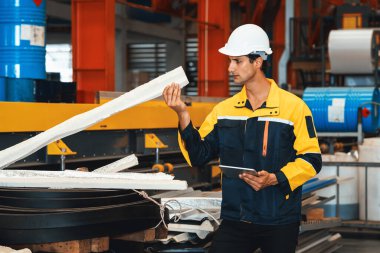 Mühendis, fabrika deposunda yeniden kullanım amaçlı sanayi ürünleri veya malzemelerini inceler ve yönetir. Verimli üretim için ağır endüstriyel ürünlerin kalite kontrol denetimi. Örnek gösteriliyor