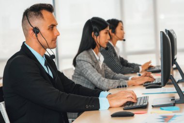 Ofiste çalışan kulaklık takan işadamları uzak müşteri ya da meslektaşlarını desteklemek için çalışıyorlar. Çağrı merkezi, tele pazarlama, müşteri destek acentesi telefon görüşmesinde hizmet sağlıyor. Jivy