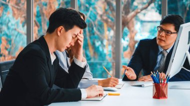 Ofisteki grup toplantısında kızgın iş adamı tartışması sorunu. İflas ve kayıp konsepti. Jivy