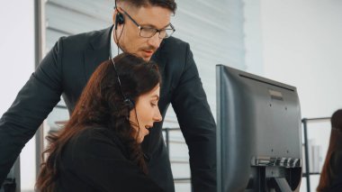 Ofiste çalışan kulaklık takan işadamları uzak müşteri ya da meslektaşlarını desteklemek için çalışıyorlar. Çağrı merkezi, tele pazarlama, müşteri destek acentesi telefon görüşmesinde hizmet sağlıyor. Jivy