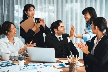 Bir grup mutlu iş adamı beşlik bir jest ve başarılı bir takım çalışması yapıyor. Çeşitli yarış bürosu çalışanları şirket ofisinde pazarlama planlamasında ilerleme kaydettikten sonra kutlama yapıyorlar. Habiliment