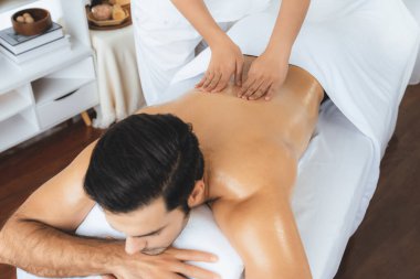 Kafkas erkek müşteri stres önleyici spa masajının keyfini çıkarıyor ve lüks otel veya oteldeki gündüz açık hava ortamında güzellik derisi eğlencesi ile şımartıyor. Sessiz.
