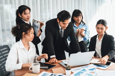 Ofis masasındaki finansal veri raporlarını analiz eden çeşitli bir grup iş analisti. Stratejik pazarlama planlaması için iş zekası analizi çizelgesi ve grafiği.