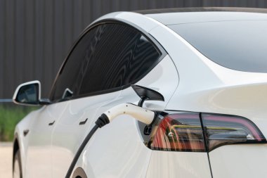 Şehrin ticari bölgesinde ya da alışveriş merkezinde EV elektrikli araba şarj bataryası. Sürdürülebilir ve çevre dostu seyahat için yenilenebilir otomobil için alternatif temiz enerji teknolojisi. Yararlı