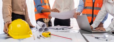 Mimari inşaat projesi için ofis masasının üzerinde proje tasarımı üzerinde birlikte çalışan mühendis ortağı. Mimarlık, iç mimari taslak planlama. İçgörü