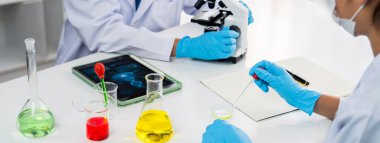 Laboratuvar araştırma ekibi, bilimsel uzmanlık ve laboratuvar ekipmanları ile sağlık hizmetlerini ilerletiyor, yeni ilaçlar araştırıyor ve laboratuvarda tedavi geliştiriyor. Panorama Katı