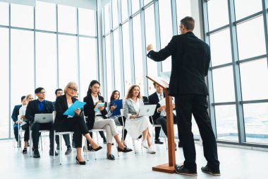 Bir grup iş adamı seminer konferansında toplanıyor. Seyirciler, çalışanların eğitim seanslarındaki eğitmenleri dinliyor. Uzman konuşmacı ile ofis çalışanları toplantısı. Jivy