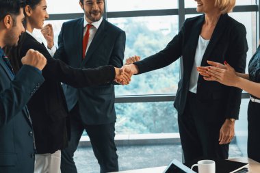 Şirket ofisindeki iş adamlarının el sıkışması finansal bir anlaşmayla ilgili profesyonel bir anlaşma olduğunu gösteriyor. Jivy