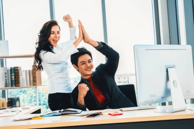 İki mutlu iş adamı ofis toplantı odasında kutlama yapıyor. Başarılı iş adamı, proje başarısını modern işyerindeki meslektaşlarıyla mali raporlar hakkında konuşurken kutluyor. Jivy