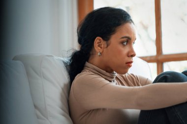 Zihinsel sağlık sorunu olan depresif genç siyahi kadın aşırı düşünen yorgun kız, bölücü düşünce, asosyal, kaygı ve diğer akıl sağlığı bozukluklarından çok önemli bir tedaviye ihtiyaç duyar. .