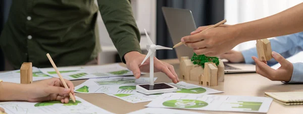 윈드밀 모델은 에너지와 블록을 대표하는 시티는 문서가 흩어져있는 비즈니스 테이블에 — 스톡 사진