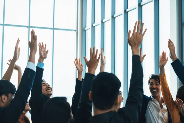 Úspěšní Obchodníci Zvedli Ruce Hlasovali Aby Ukázali Svůj Souhlas Dobrovolnou — Stock fotografie