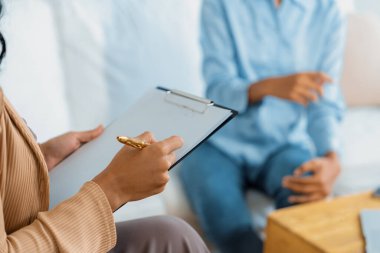 Mutlu hasta ve psikolog klinikte olumlu duygularla ruh sağlığı sohbeti yaparken, aynı zamanda yurtiçi ofisteki psikologlara başarılı bir iş ve yaşam sunuyor.