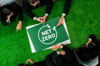 Karbondioksit salınımını azaltmak için yenilenebilir enerji teknolojisiyle daha yeşil sürdürülebilir Dünya için alternatif net sıfır enerji kullanımı planlayan üst düzey panorama panorama insanları grubu. Antika