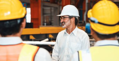 Kollektif fabrika işçisi ve mühendisi, fabrika yöneticisi veya yöneticisi ile görüşmek üzere bir araya gelerek, ağır endüstriyel çelik atölyesinde planlama ve endüstri eğitim programını tartıştılar. Örnek gösteriliyor