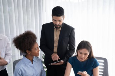 Mutlu iş adamları birlikte çalışır, şirket ofisinde tartışırlar. Profesyonel ve çeşitlilik takım çalışması iş planını bilgisayarda tartışır. Modern çok kültürlü ofis çalışanı. Uyum