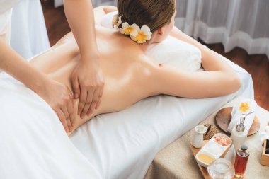 Kafkasyalı kadın müşteri stres önleyici spa masajının keyfini çıkarıyor ve lüks otel ya da oteldeki gündüz açık ortam güzellik salonunda güzellik teniyle eğleniyor. Sessiz.