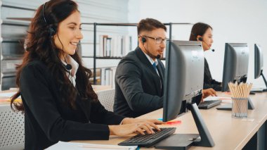 Ofiste çalışan kulaklık takan işadamları uzak müşteri ya da meslektaşlarını desteklemek için çalışıyorlar. Çağrı merkezi, tele pazarlama, müşteri destek acentesi telefon görüşmesinde hizmet sağlıyor. Jivy