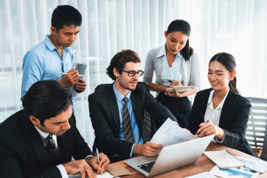 Modern ofis ortamında çalışan çeşitli etnik gruplardan çeşitli iş adamları. Üretken ve çok ırklı ofis çalışanları stratejik ticari pazarlama konusunda tartışmaya giriştiler. Çok titiz.