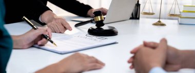 Çiftler boşanma davası açıyor ve ayrıldıktan sonra mülkleri bölüşmek için hukuk firmasından yardım istiyorlar. Anlaşma görüşmesinde avukatın yükümlülükler sözleşmesi yardımı. Panorama Katı