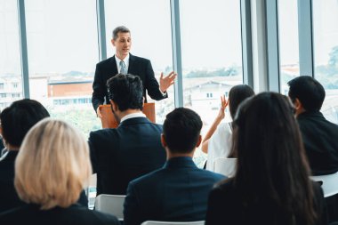 Bir grup iş adamı seminer konferansında toplanıyor. Seyirciler, çalışanların eğitim seanslarındaki eğitmenleri dinliyor. Uzman konuşmacı ile ofis çalışanları toplantısı. Jivy