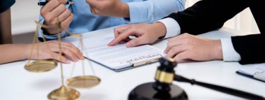 Çiftler boşanma davası açıyor ve ayrıldıktan sonra mülkleri bölüşmek için hukuk firmasından yardım istiyorlar. Anlaşma görüşmesinde avukatın yükümlülükler sözleşmesi yardımı. Panorama Katı