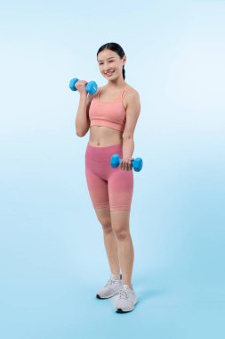 Güçlü enerjik kadın halter kaldırma egzersizi yapıyor izole arka planda. Genç atletik Asyalı kadın dayanıklılığı ve dayanıklılık eğitimi rutin vücut egzersizi..