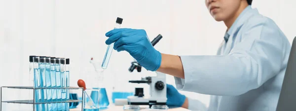 Wetenschapper Voert Chemische Experimenten Onderzoek Het Medisch Lab Als Baanbrekende — Stockfoto