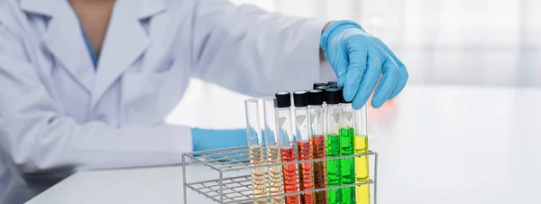 Investigador Laboratorio Desarrollar Nueva Medicina Cura Utilizando Colorido Líquido Químico —  Fotos de Stock