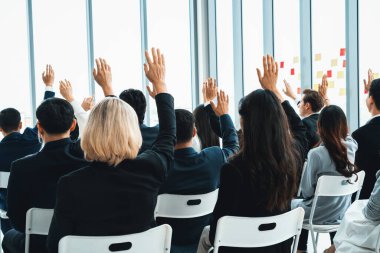 Bir grup iş adamı seminer konferansında toplanıyor. Seyirciler, çalışanların eğitim seanslarındaki eğitmenleri dinliyor. Uzman konuşmacı ile ofis çalışanları toplantısı. Jivy