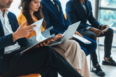 Çeşitlilik adayları iş görüşmesini bekliyor. Entelektüel. Belgelerini ve kendilerini sunum için hazırlarken sandalyeye oturan mülakatçıların düşük kesimi. Entelektüel.