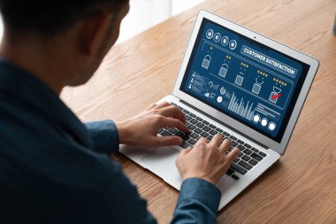 Pazarlama stratejisi planlaması için modem yazılım bilgisayarında müşteri memnuniyeti ve değerlendirme analizi