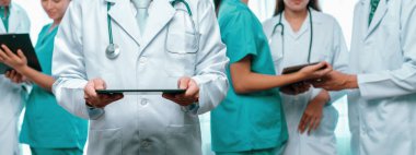 Doktor hemşire ve sağlık uzmanlarından oluşan kendine güvenen tıbbi ekip hastane ya da klinikteki uzmanlar. Panoramik pankartta tıbbi ve sağlık hizmetleri topluluğu. Neoterik