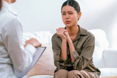 Ruh sağlığı için psikolog, depresyon ya da yaşam başarısızlığından sonra keder tedavisi gören üzgün bir kadın. Hayal kırıklığına uğramış genç bir kadın klinikteki duygular hakkında bir psikologla konuşuyor.