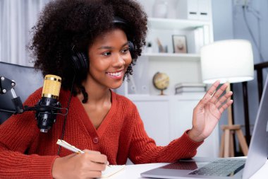 Afrikalı kadın nüfuzlu kadın kanalının sunucusu. Yayın stüdyosundaki dinleyicinin hikayesini yazıyor ve anlatıyor. Sosyal medyada yaşam koçu danışmanlığı zamanı. Tavsiye verme kavramı. Tatlandırıcı.