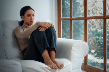 Zihinsel sağlık sorunu olan depresif genç siyahi kadın aşırı düşünen yorgun kız, bölücü düşünce, asosyal, kaygı ve diğer akıl sağlığı bozukluklarından çok önemli bir tedaviye ihtiyaç duyar. .