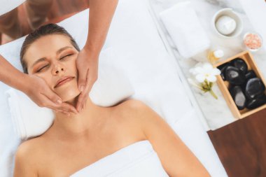 Panorama 'da kadınların stres önleyici kafa masajından ve lüks tatil beldesi veya otel spa salonundaki modern ışık ortamında yüz güzelliği eğlencelerini şımartmaktan hoşlandığı bir manzara var. Sessiz.