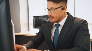 Ofiste çalışan kulaklık takan işadamları uzak müşteri ya da meslektaşlarını desteklemek için çalışıyorlar. Çağrı merkezi, tele pazarlama, müşteri destek acentesi telefon görüşmesinde hizmet sağlıyor. Jivy